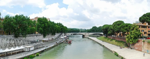 Vista do rio Tibre na cidade de Roma em 31 de maio de 2014 — Fotografia de Stock