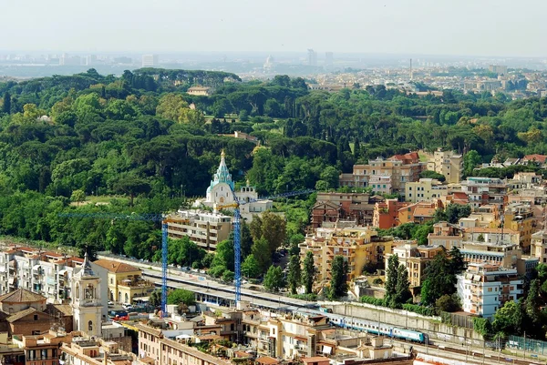 St Peter Bazilikası çatı üzerinden Roma şehrin havadan görünümü — Stok fotoğraf