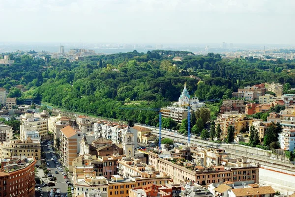 Flygfoto över Rom city från St Peter Basilica tak — Stockfoto