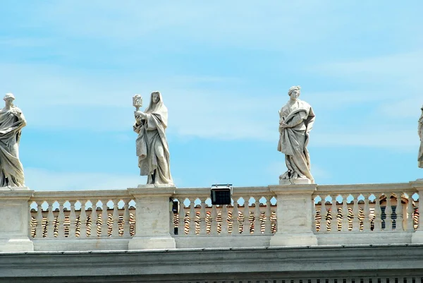 Sculptures sur la façade des œuvres de la Cité du Vatican — Photo