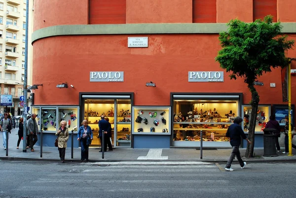 Mensen lopen op winkel Paolo calzature op 31 mei 2014 — Stockfoto