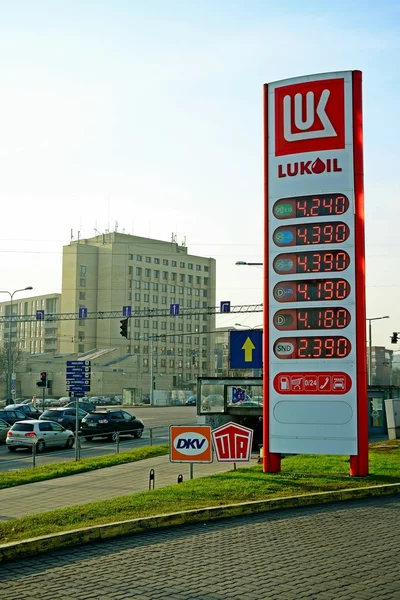Vilnius casa centro da cidade e stand Lukoil — Fotografia de Stock