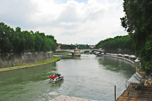 Uitzicht op de rivier Tiber in Rome stad op 31 mei 2014 — Stockfoto