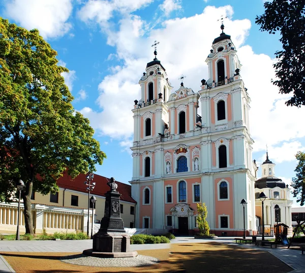 Igreja de Santa Catarina em Vilnius, horário de outono. Lituânia — Fotografia de Stock