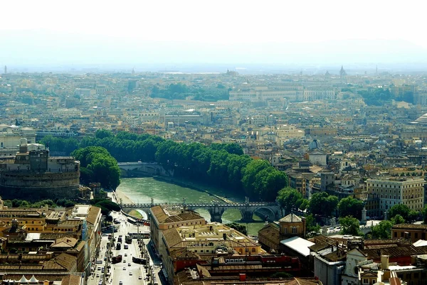 St Peter Bazilikası çatı üzerinden Roma şehrin havadan görünümü — Stok fotoğraf