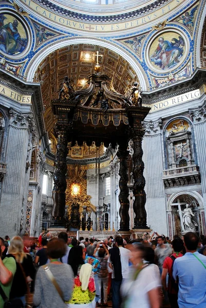 Vista interior de la Basílica de San Pedro el 31 de mayo de 2014 — Foto de Stock