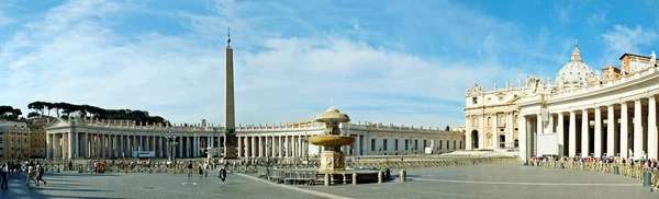 Turistas na Praça de São Pedro na cidade do Vaticano — Fotografia de Stock