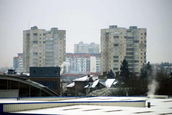 Vilnan kaupunki Fabijoniskes piirin uusi talo ja autot — kuvapankkivalokuva