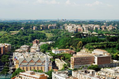 St Peter Bazilikası çatı üzerinden Roma şehrin havadan görünümü