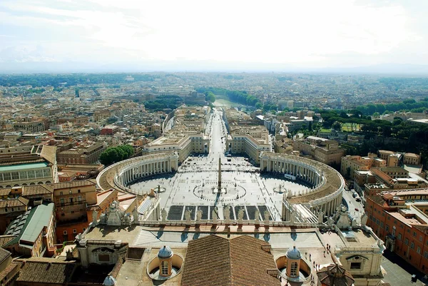 St Peter Bazilikası çatı üzerinden Roma şehrin havadan görünümü