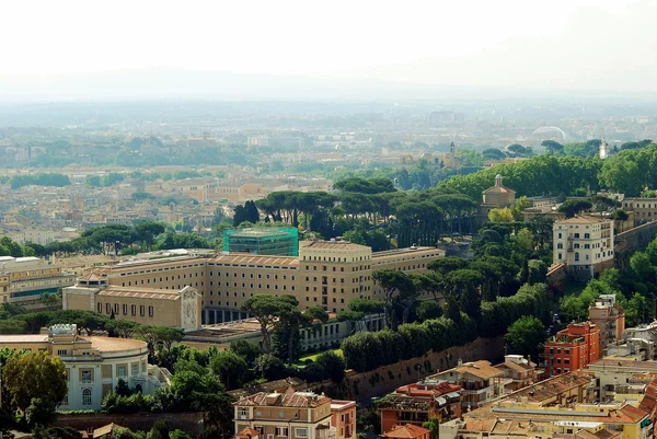 Luchtfoto van Rome stad van St Peter Basilica dak — Stockfoto