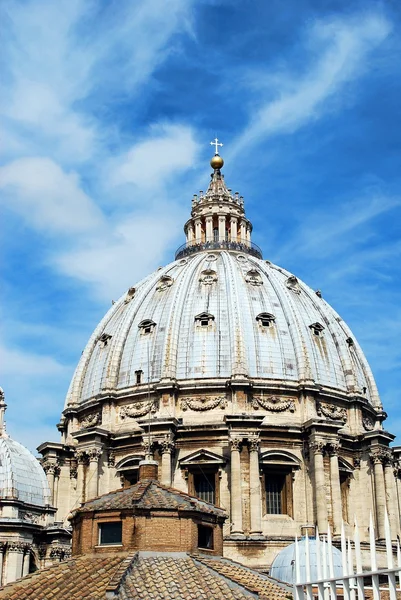 Weergave van top van St Peter Basilica dak op 31 mei 2014 — Stockfoto