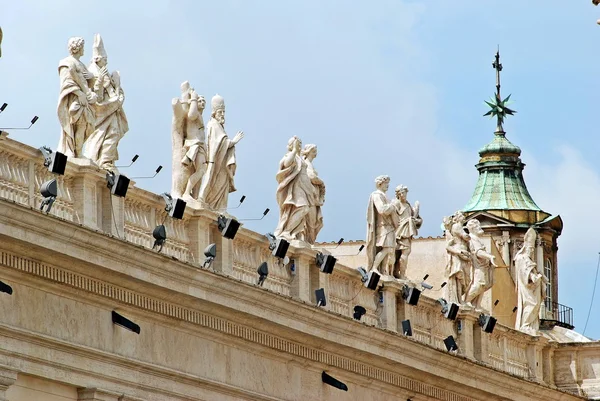 Obras de esculturas en la fachada de la Ciudad del Vaticano —  Fotos de Stock