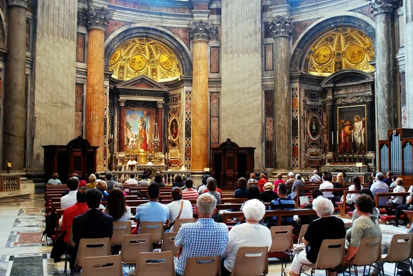 Vue intérieure de la basilique Saint-Pierre le 31 mai 2014 — Photo