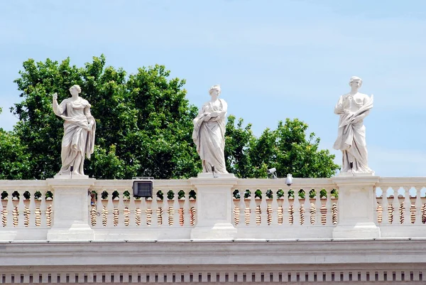 Sculptures on the facade of Vatican city works — Stock Photo, Image