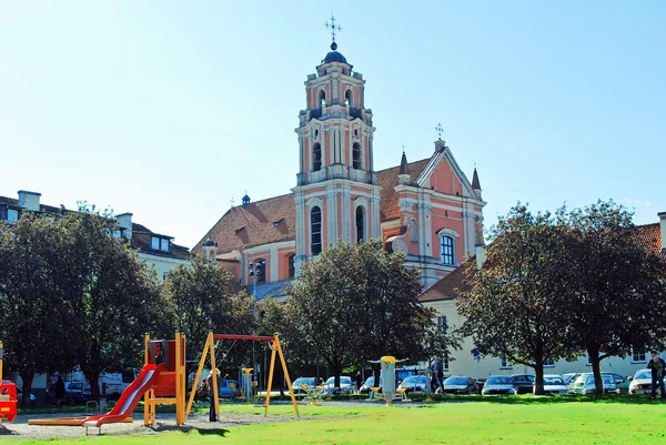 Şehirde Vilnius, Litvanya'nın başkenti tüm azizler Kilisesi. — Stok fotoğraf