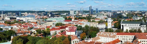 Vilnius stad Luchtfoto uitzicht vanaf de toren van de Universiteit van Vilnius — Stockfoto