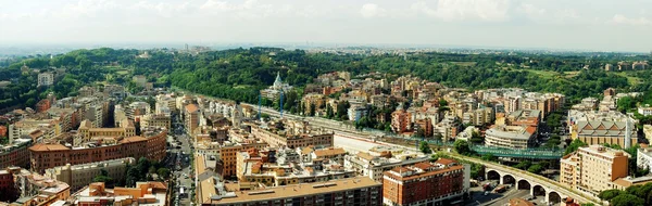 Vista aérea de la ciudad de Roma desde el techo de la Basílica de San Pedro — Foto de Stock