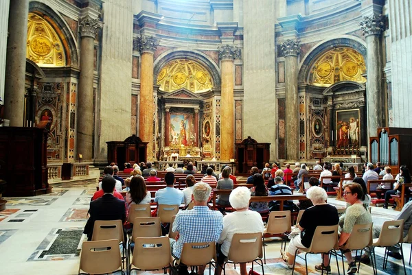 Binnen mening van Saint Peter's Basilica op 31 mei 2014 — Stockfoto