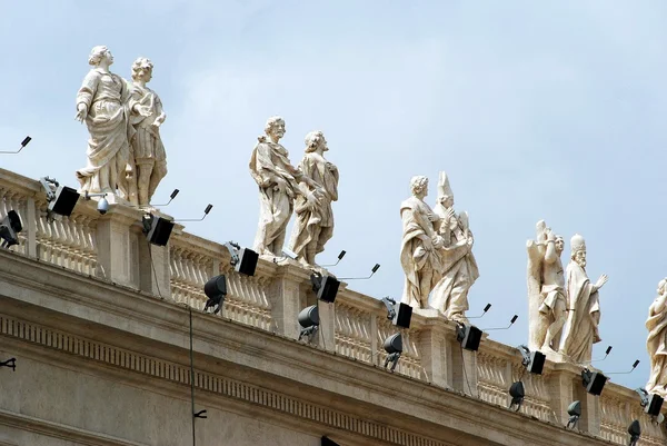 Sculptures sur la façade des œuvres de la Cité du Vatican — Photo