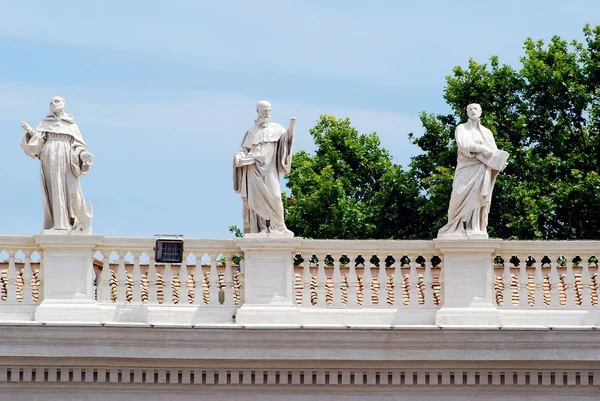 Esculturas na fachada das obras da cidade do Vaticano — Fotografia de Stock