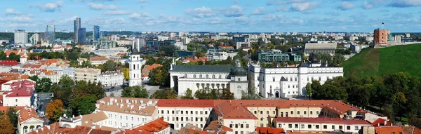 Vilnius stad Luchtfoto uitzicht vanaf de toren van de Universiteit van Vilnius — Stockfoto