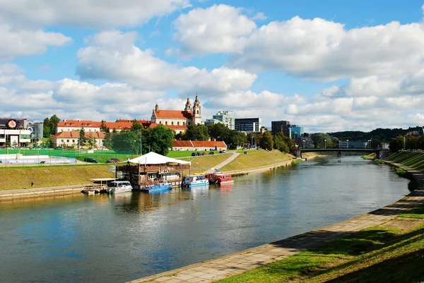 Βίλνιους Εκκλησία Αρχαγγέλου στον ποταμό Διοικητικό Συμβούλιο neris. Λιθουανία. — Φωτογραφία Αρχείου