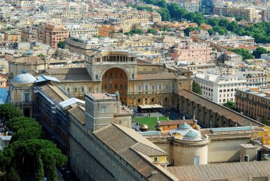St Peter Bazilikası çatı üzerinden Roma şehrin havadan görünümü