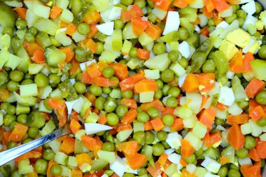 Salatalık, yumurta, patates, havuç salatası hazırlık arka plan