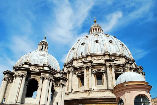 Weergave van top van St Peter Basilica dak op 31 mei 2014 — Stockfoto