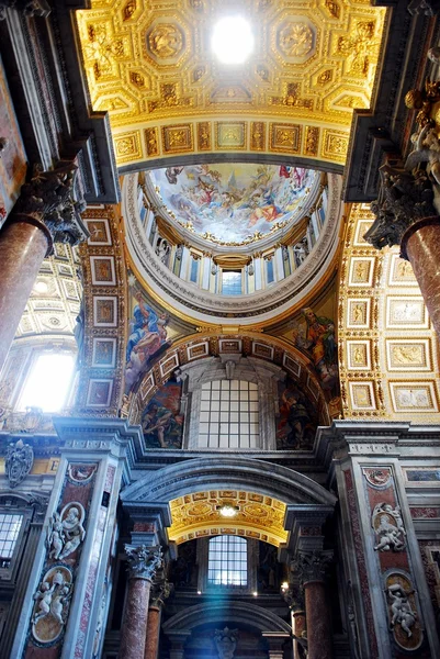 Binnen mening van Saint Peter's Basilica op 31 mei 2014 — Stockfoto