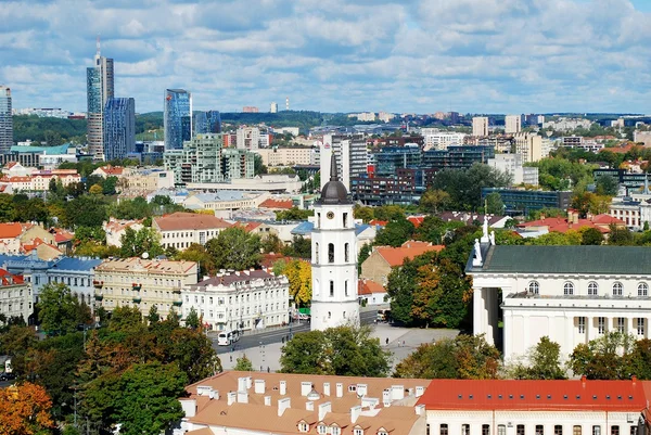 Vilnius stad Luchtfoto uitzicht vanaf de toren van de Universiteit van Vilnius — Stockfoto