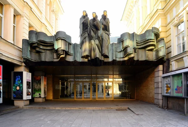 Литовский национальный драматический театр на проспекте Гедиминаса — стоковое фото
