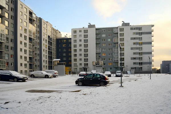 Vilnius cidade Pasilaiciai distrito nova casa e carros — Fotografia de Stock