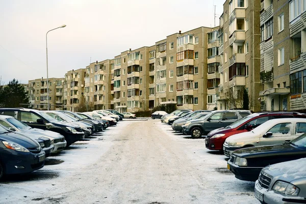 Vilnius město Pasilaiciai okresu nový dům a auta — Stock fotografie