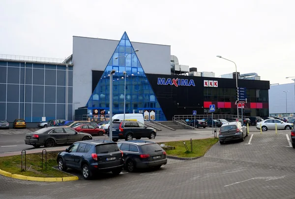 Vilnius cidade Maxima centro comercial no distrito de Pasilaiciai no tempo de inverno — Fotografia de Stock