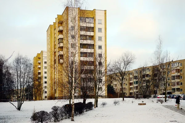 Vilnius şehir Pasilaiciai bölge yeni ev ve arabalar — Stok fotoğraf