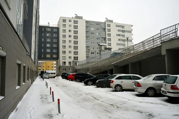 Vilnius city Pasilaiciai negyedében új házat és az autók — Stock Fotó