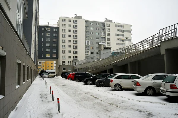 Vilna ciudad Pasilaiciai distrito nueva casa y coches —  Fotos de Stock