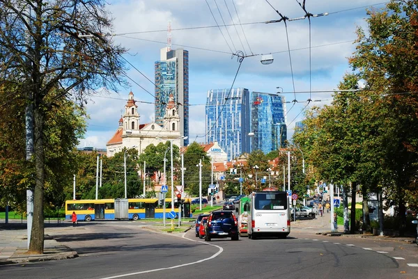 Улица в центре Вильнюса с автомобилями и домами — стоковое фото