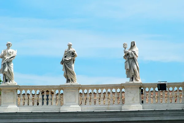 Esculturas na fachada das obras da cidade do Vaticano — Fotografia de Stock