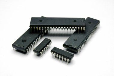 Elektronik mikroçipler grup farklı boyut yakın çekim.