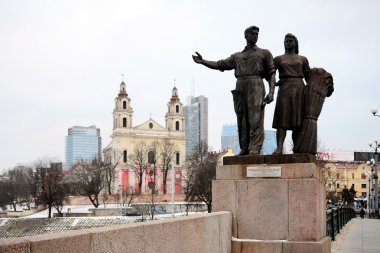 Yeşil köprüde işçi ve çiftlik kadın heykelleri