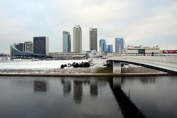Зимняя панорама Вильнюса с небоскребами на доске реки Нерис — стоковое фото