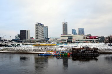 Vilnius kış panorama Neris Nehri gemide gökdelenler ile