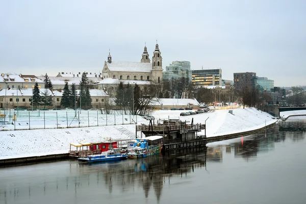 Vilnius Başmelek Kilisesi yönetim kurulu Nehri üzerindeki Neris Nehri — Stok fotoğraf