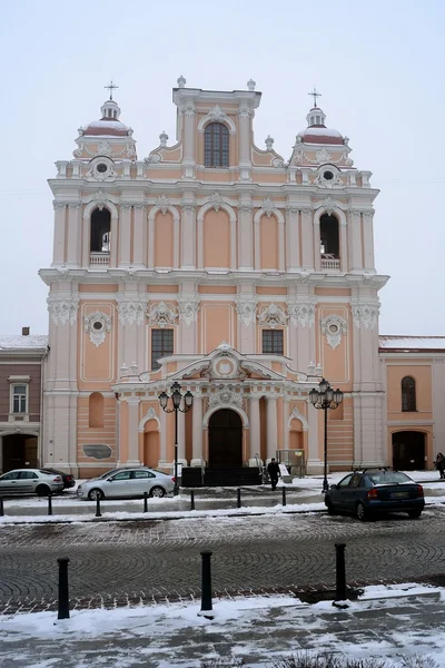 San Casimiro en Vilna. Una de las muchas iglesias hermosas Vilnius — Foto de Stock