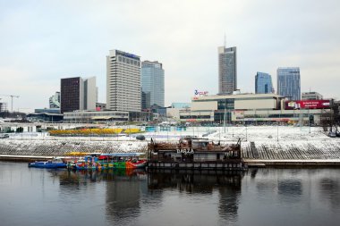 Vilnius kış panorama Neris Nehri gemide gökdelenler ile