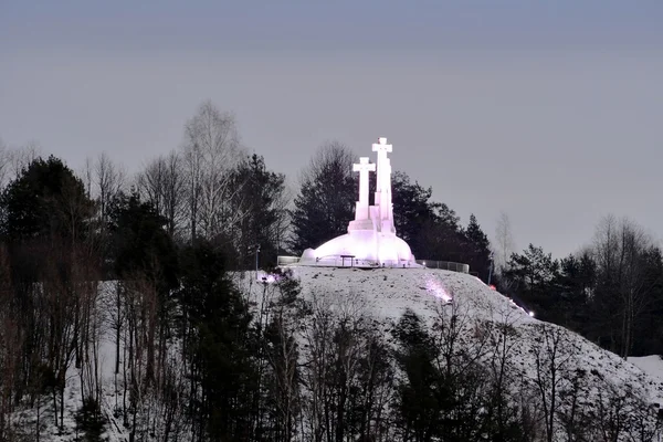 Hill z tří křížů ve Vilniusu na ranní čas — Stock fotografie