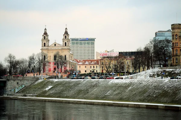 Vilnius Erzengel Kirche auf dem Brett Fluss neris — Stockfoto